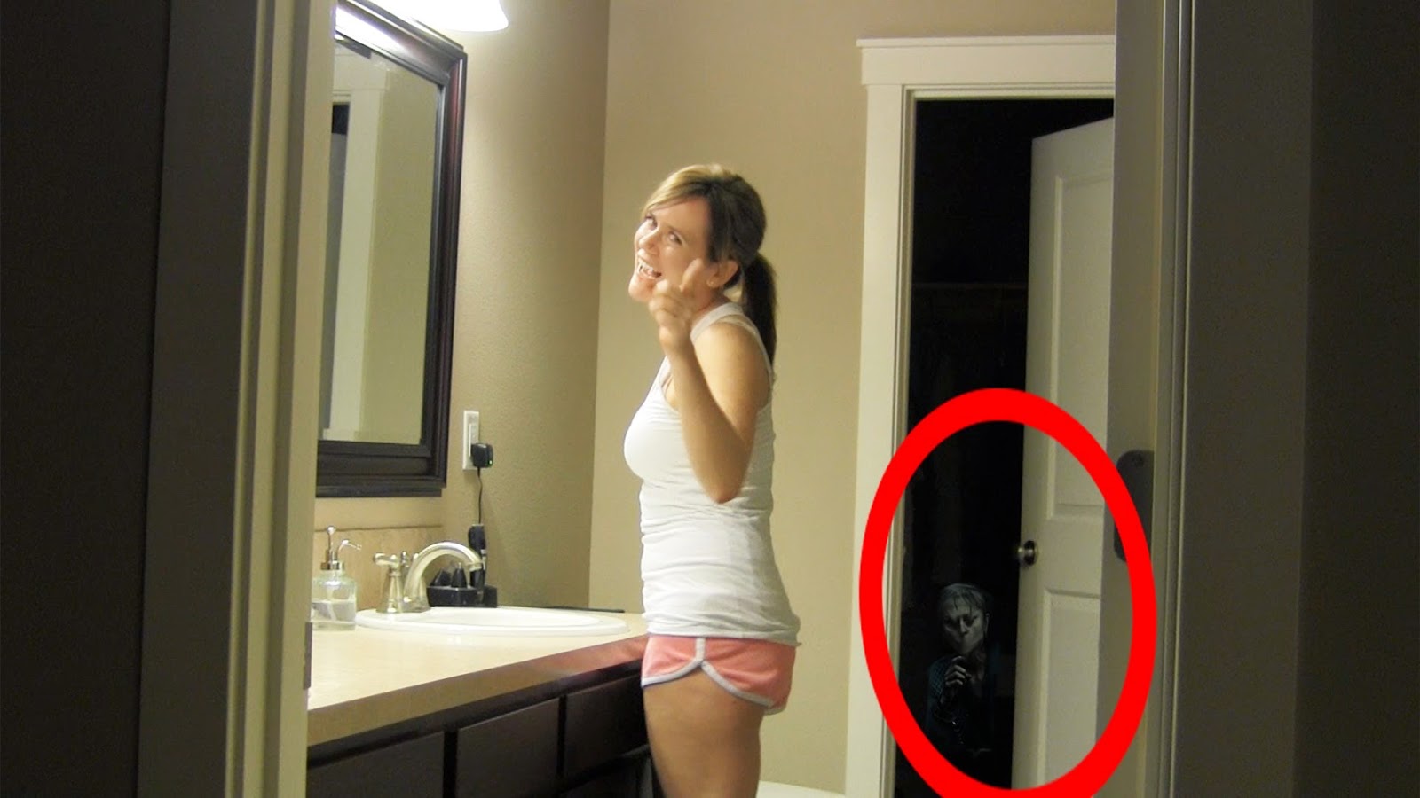 Домашний минет в горячем видео перед вебкамерой сделан молодой проституткой