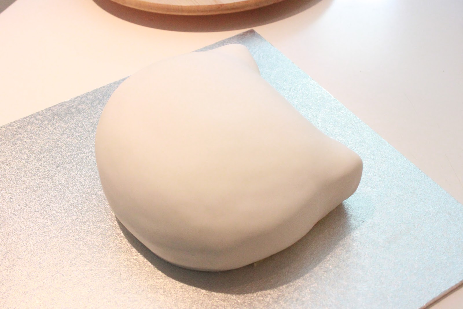 Wee Love Baking 3D Hello Kitty Head Cake Tutorial