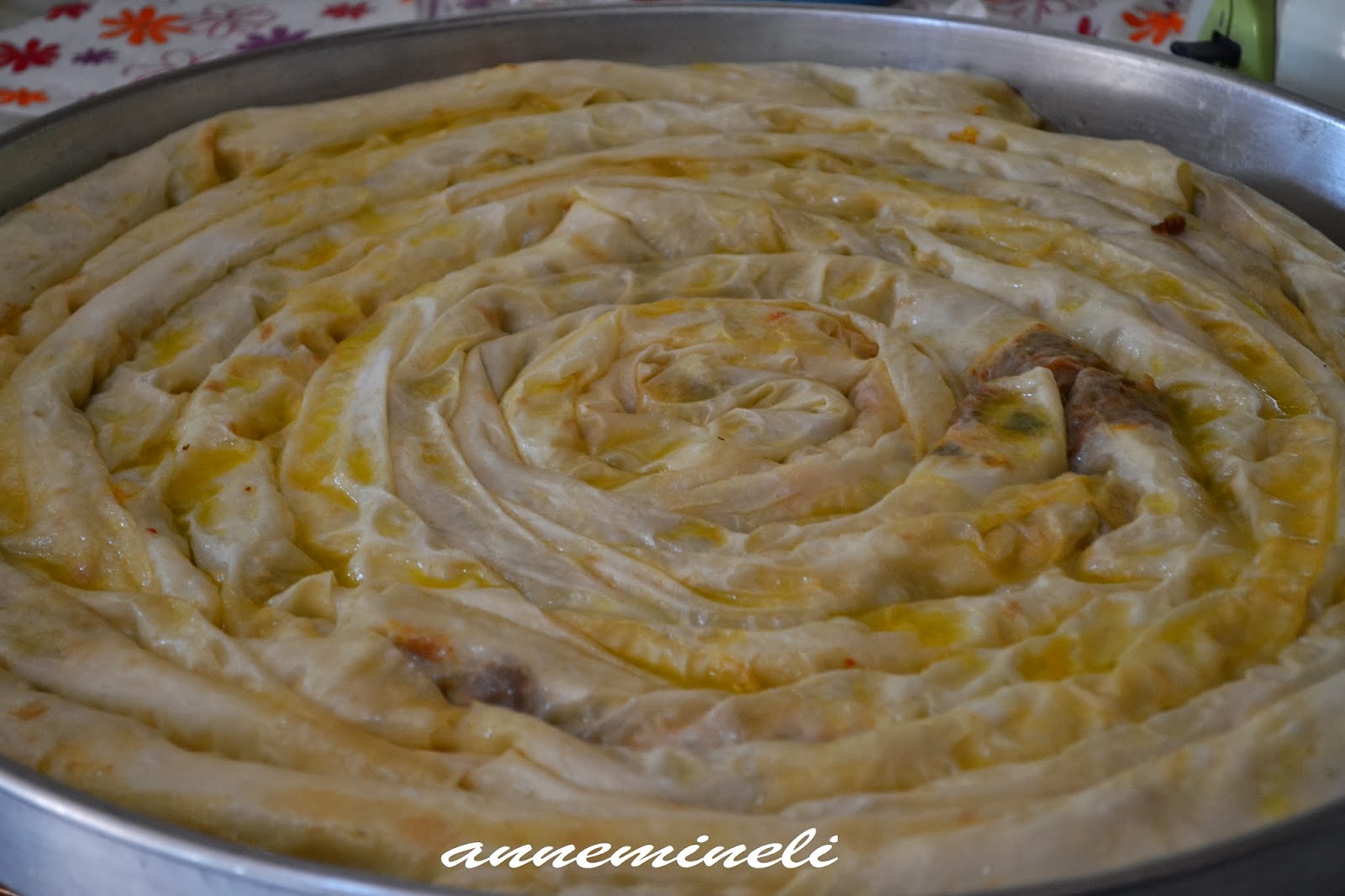 ANNEMİNELİ HAZIR YUFKADAN PIRASALI KIYMALI KOL BÖREĞİ