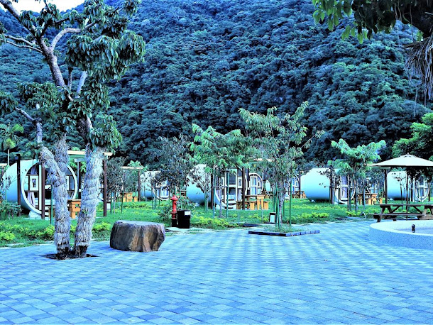 用涵管做旅舍,在西部不稀奇,但東部少見,南安這家最大持色是,標榜住在櫻花樹下和黑熊伴睡;商家在每個水管房間旁都種有櫻花樹,不是一般的緋寒櫻,而且是吉野和八重櫻,花開起來很漂亮,蜜蜂很多。 用涵管做旅舍,在西部不稀奇,但東部少見,南安這家最大持色是,標榜住在櫻花樹下和黑熊伴睡;商家在每個水管房間旁都種有櫻花樹,不是一般的緋寒櫻,而且是吉野和八重櫻,花開起來很漂亮,蜜蜂很多。