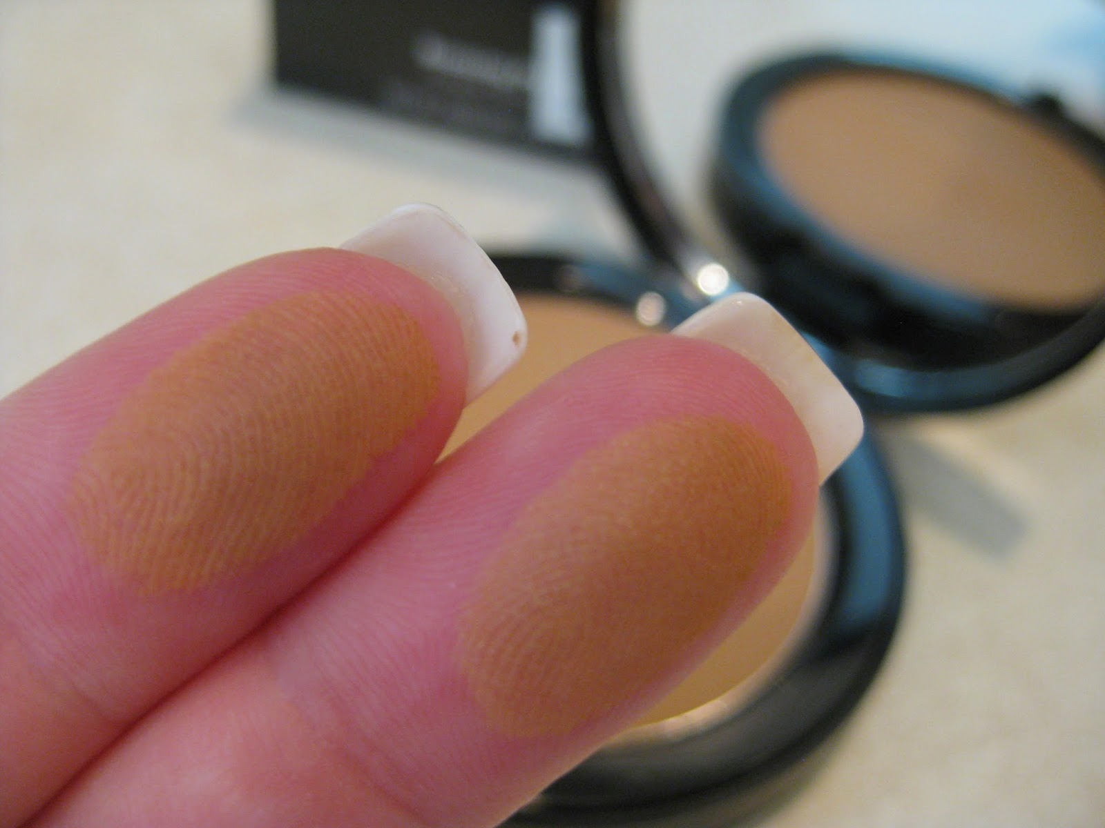 Bobbi Brown Bronzing Powder "Golden Light" 1
