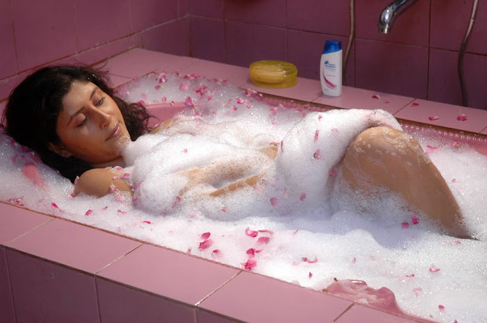 sakshi movie in bathtub actress pics