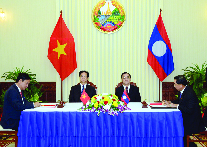 laos-viet%2Bsigning.jpg