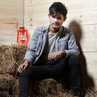 Apabila sobat ingin mendapatkan lagu ST12 - Putih-Putih Melati sobat