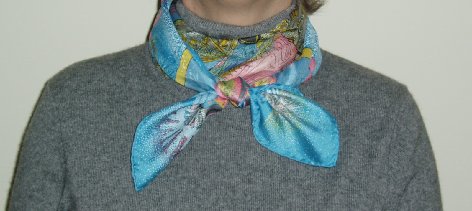 Scarf tying the square knot, two ways The Vivienne Files