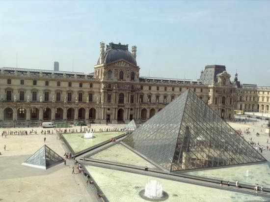 Colas museo Louvre