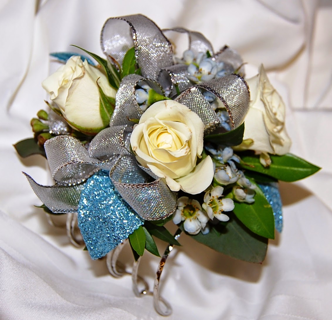 Top 3 reasons you need to order Prom Flowers Early