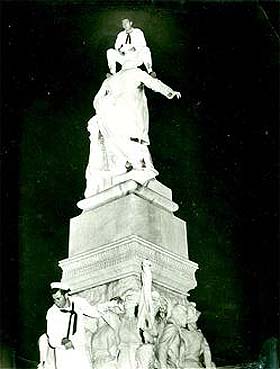 El “marine” que orinó encima de la estatua de Martí, en el Parque Central de la Habana.