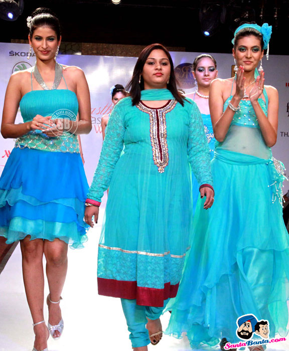 Sunita with models - (7) - Rajasthan Fashion Week 2012