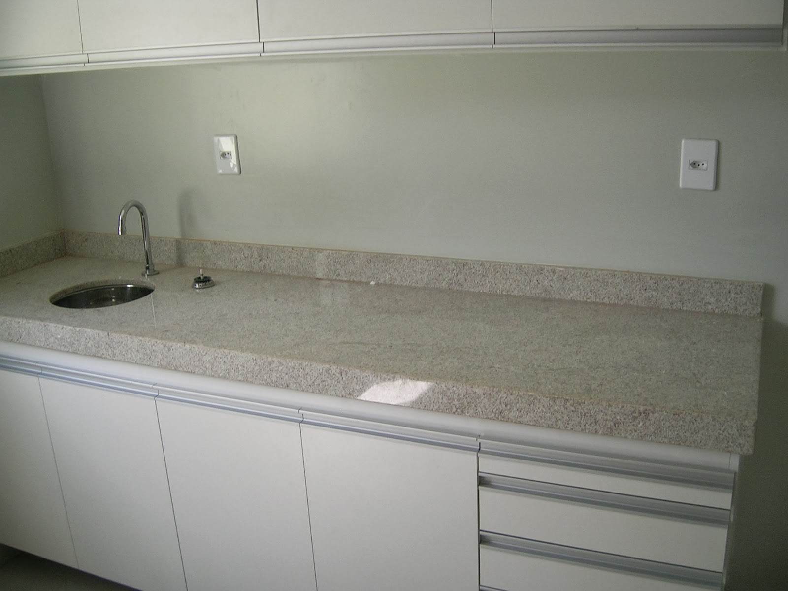 MARMORARIA AZUL BAHIA: GRANITO BRANCO ITAÚNAS