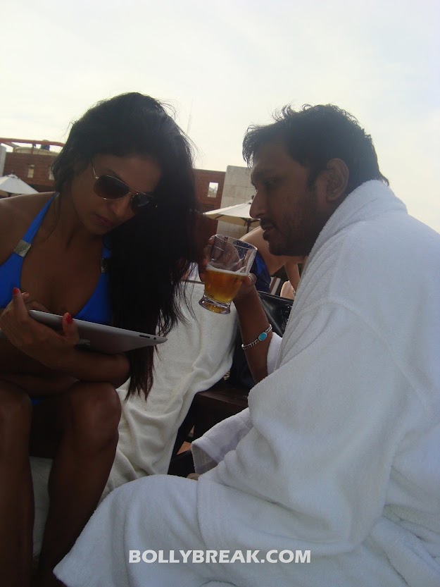  Veena Malik Blue Bikini HD Pics with Hemant Madhukar - 3D Love Life