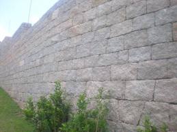 Pedras naturais lisas, formando um muro de pedra
