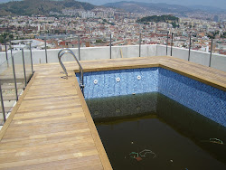 Edificio con pileta en terraza