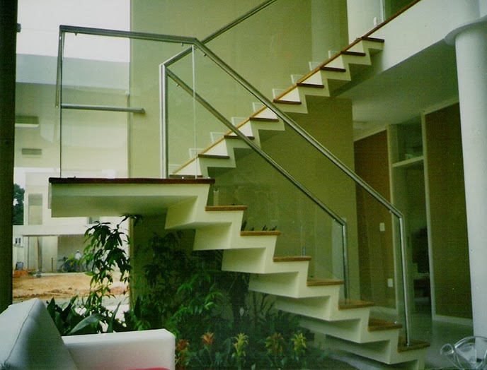Escada com dois lance e um patamar  Estrutura de telhado, Interiores de  casas, Escadas metalicas