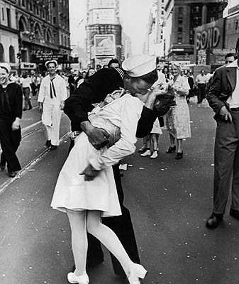 black and white kissing photos. lack and white. Kissing