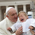 Francisco besa a un bebé disfrazado de Papa