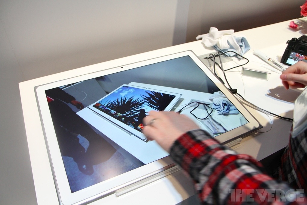 Panasonic exhibe una tablet de 20 pulgadas con Windows 8