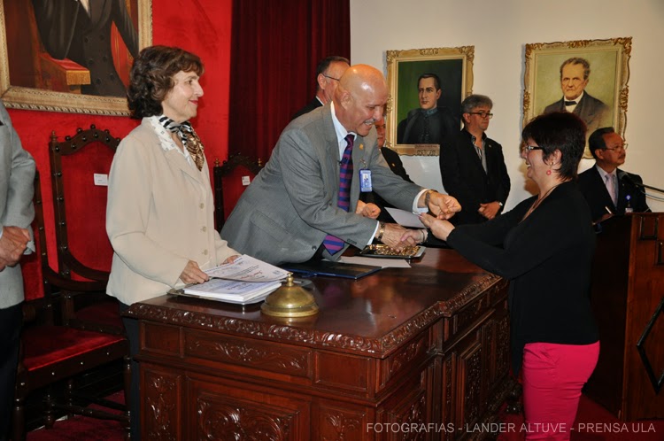 La profesora Patricia Rosenzweig Levy y profesor Mario Bonucci Rossini en entrega de reconocimientos a trabajadores DAES. (Foto: Lánder Altuve)