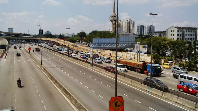 Suasana selepas solat Jumaat di Bandar Sunway