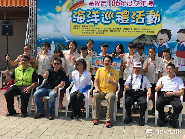 基隆市今年成年禮是「海洋巡禮」,學生開心搭船合影。 基隆市今年成年禮是「海洋巡禮」,學生開心搭船合影。