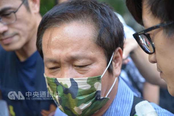 反年改民眾19日晚間在世大運開幕式時抗議,導致員警 劉金銓(右)受傷,劉金銓20日在太太(左)陪同下出 席記者會,並出示總統蔡英文的慰問狀。 反年改民眾19日晚間在世大運開幕式時抗議,導致員警 劉金銓(右)受傷,劉金銓20日在太太(左)陪同下出 席記者會,並出示總統蔡英文的慰問狀。