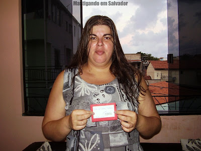 Fernanda Reimão com o voucher da Rincão Grill