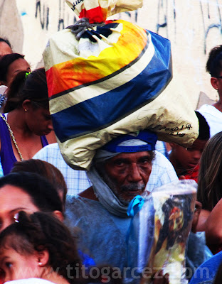 Festa de Nosso Senhor dos Passos, em São Cristóvão - Sergipe Além de cruzes, há quem leve sobre a cabeça sacos com pedras ou madeiras