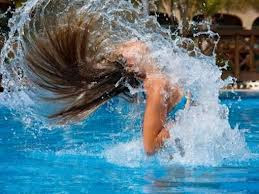 cómo proteger el pelo en la piscina