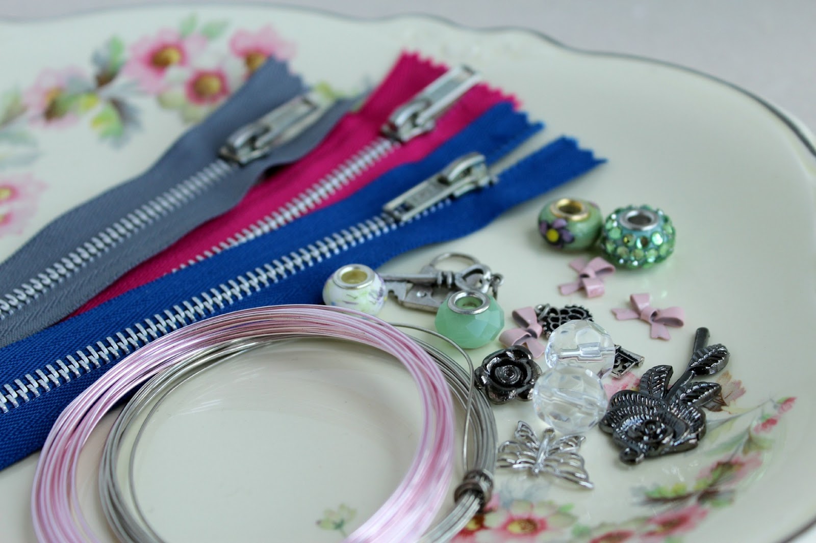 Raising Up Rubies Blog a zipper bracelet tutorial ♥