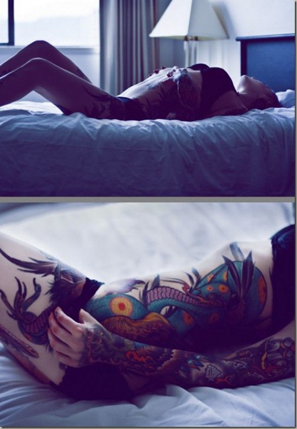 Рыжая девушка с татуировкой раздевается и мастурбирует лежа