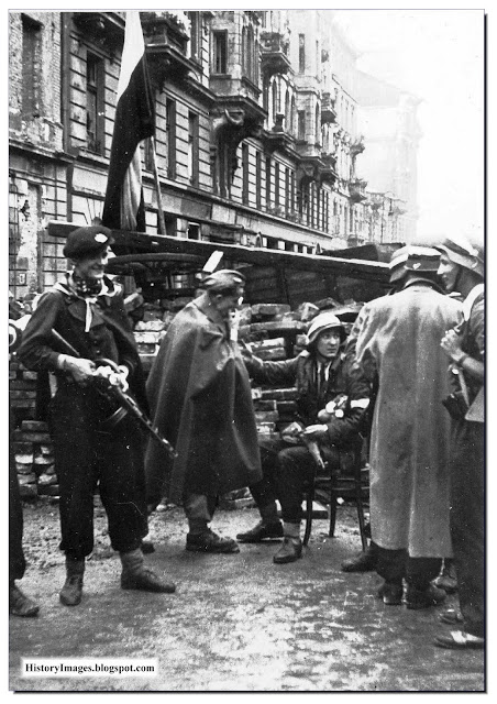 Warsaw insurgents put up  barricade  street September Uprising 1944
