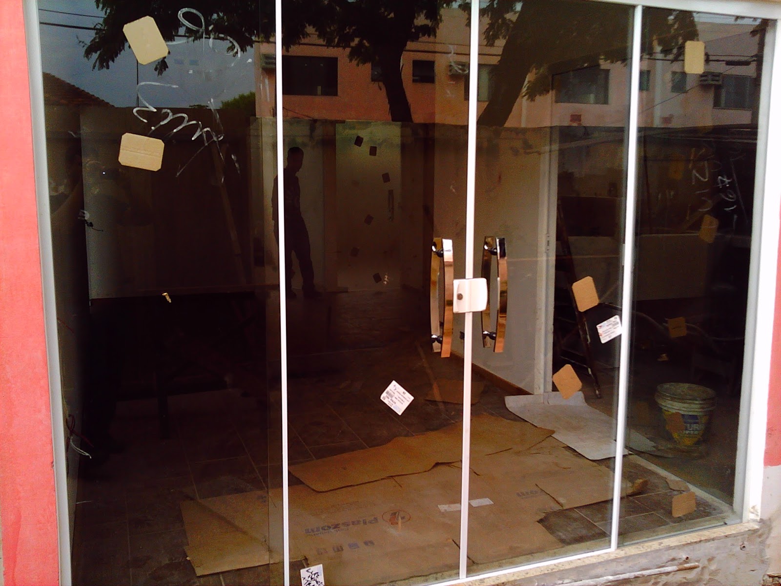 #A83123 AF4 TEMPER VIDROS: Portas pivotante e janelas vidro pontilhado 1614 Vidros Temperados Janelas E Portas