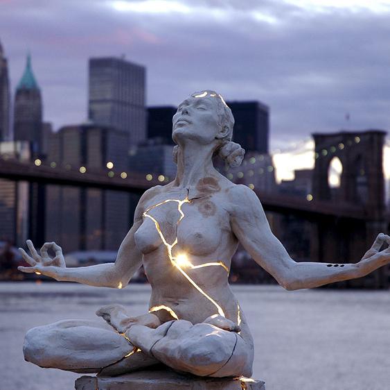 escultura estátua luz rachadura irradiando paige bradley