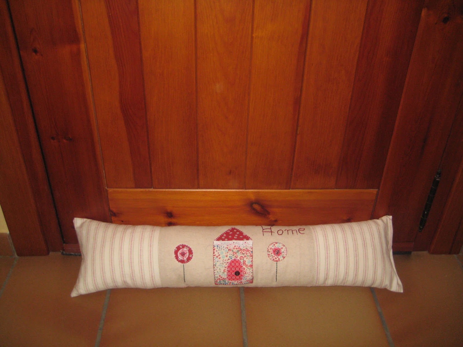 El universo de Alma: COJÍN BURLETE PARA LA PUERTA DE ENTRADA