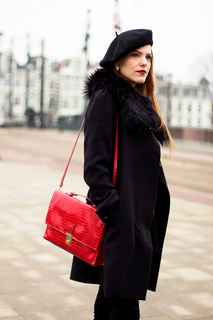 Fashion blogger casual vintage style outfit in Amsterdam