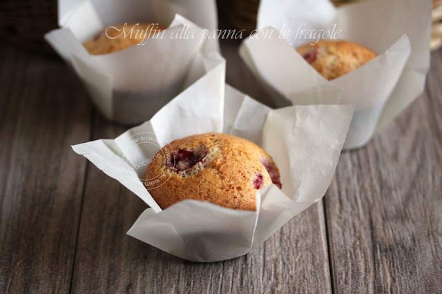 MUFFIN ALLA PANNA CON LE FRAGOLE