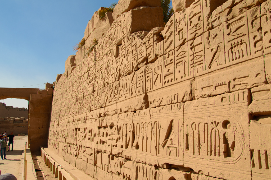 Путешествия: О жизни: Стена иероглифов в Карнакском храме