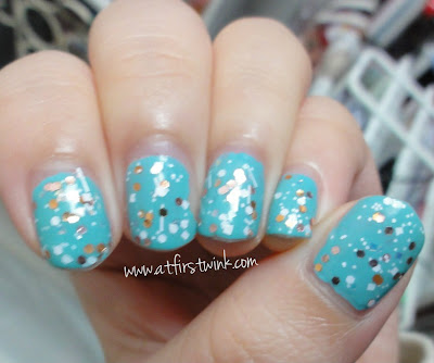 nail swatch the Etude House nail polish DGR701 Tint Mint and Innisfree no. 105