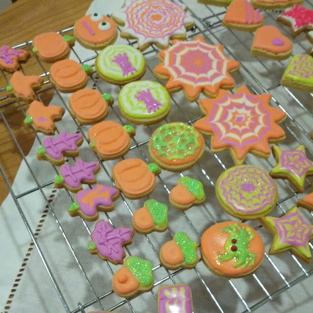 Halloween royal icing decorated sugar cookies : pumpkins, spiders, leafs, acorns, stars, webs, unicorns, butterflies