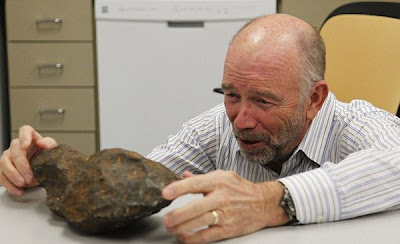 PROFESOR fizik dan astronomi di Universiti Eastern Kentucky, Rodney Piercey memeriksa meteorit yang ditemui pada tahun 1853. Tahi Bintang Purba Buat Sendal Pintu Jer
