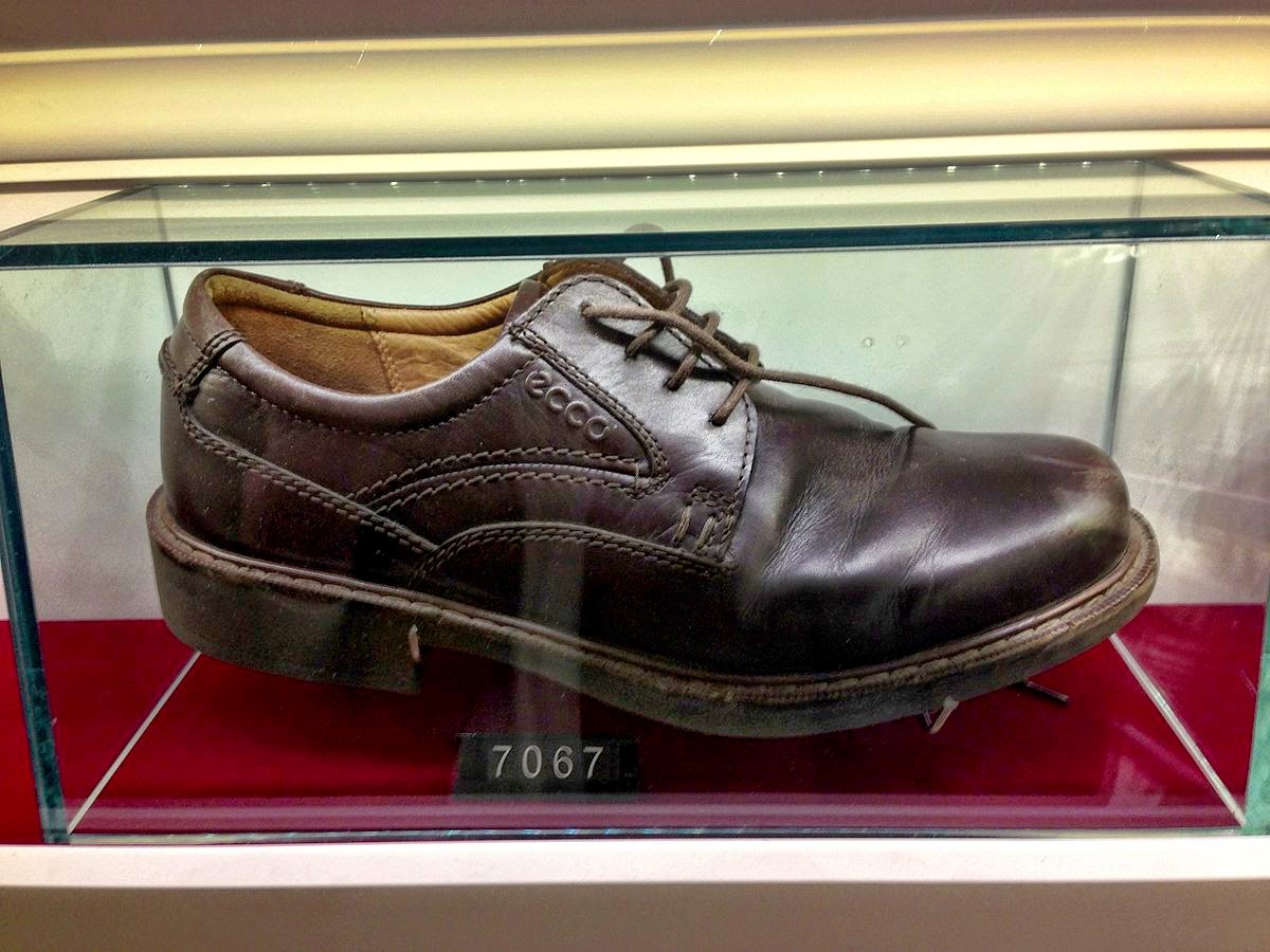 Lem�s Levity Video Shoe Thrown at Hillary Clinton in Las