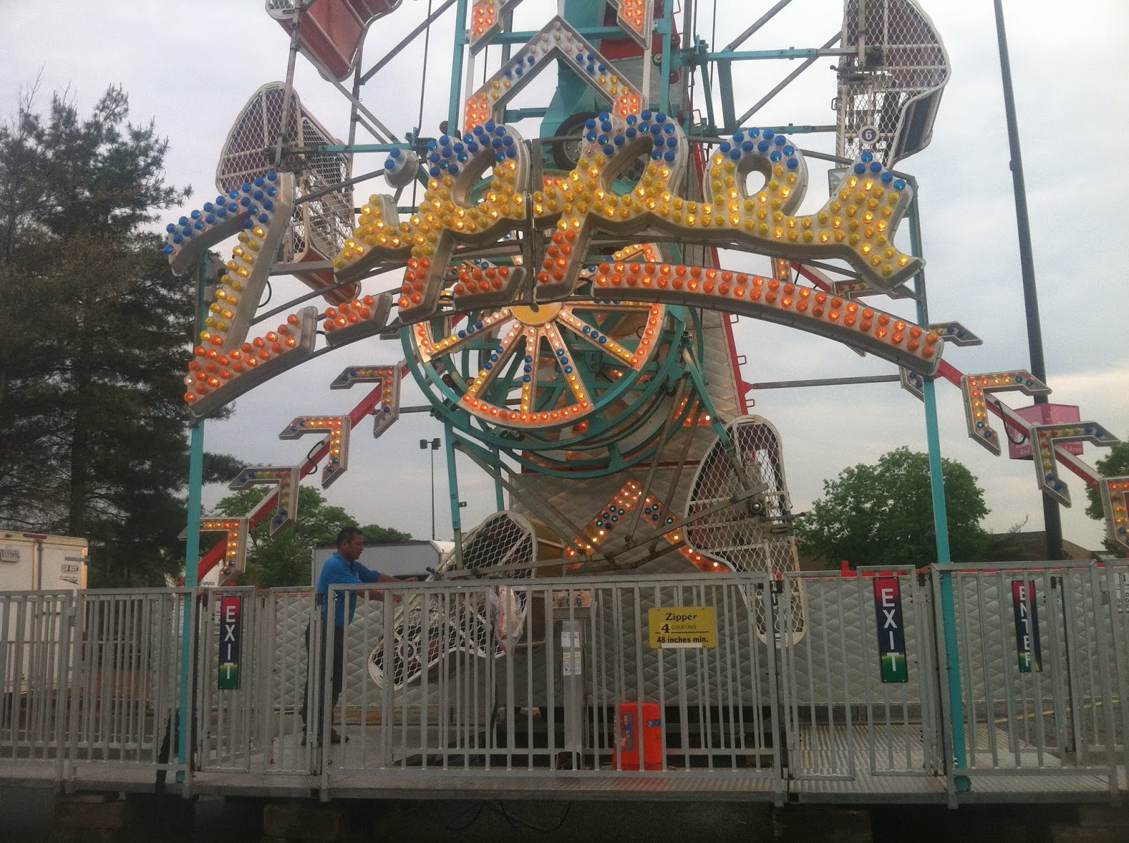Carnival Chasing Jolly Shows at the 2014 Lake Forest Mall Carnival