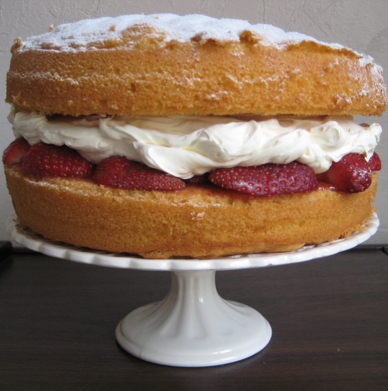 Victoria Sponge Catastrophe: It'S A Sticky Situation - 1nbtw86