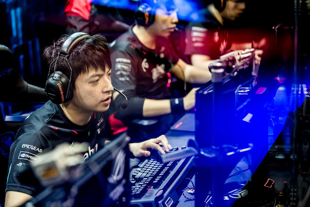 奮戰五局成功晉級的 ahq 賽後選手們興奮擊掌、擁抱慶祝。 奮戰五局成功晉級的 ahq 賽後選手們興奮擊掌、擁抱慶祝。