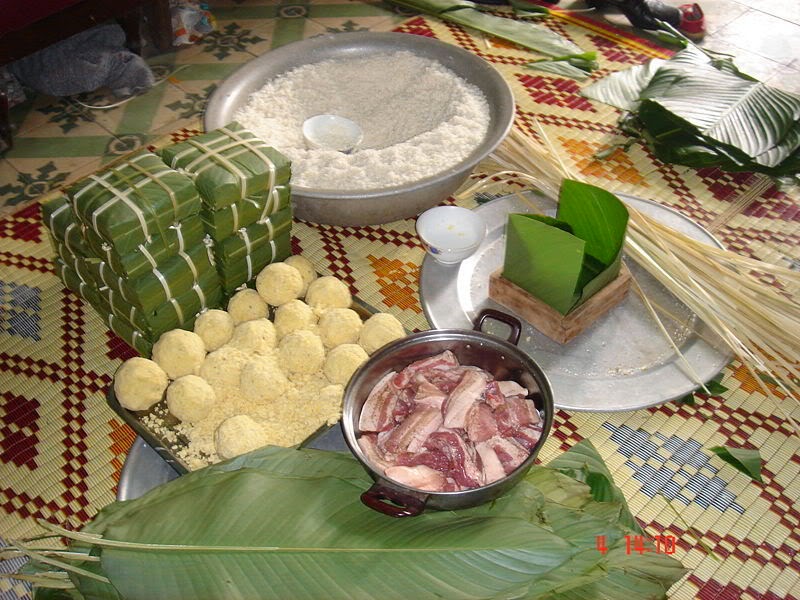 "Banh Chung" - the soul of Vietnamese New Year! - How to make a "Banh Chung"? "Banh Chung" (Chung cake) is a traditional and irreplaceable cake of Vietnamese people in the Tet Holidays and King Hung’s anniversary (10th March Lunar). For the Vietnamese, making "Banh Chung" is the ideal way to express gratitude to their ancestors and homeland.
