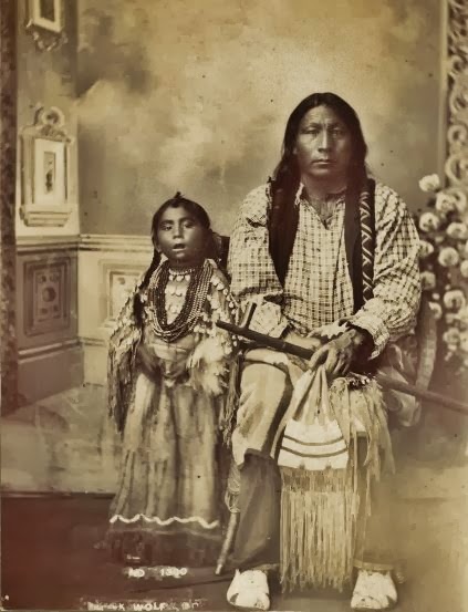 Indijanci na fotografiji i slici - Page 25 Arapaho+Indians-picture-Black+Wolf+and+his+daughter-1885