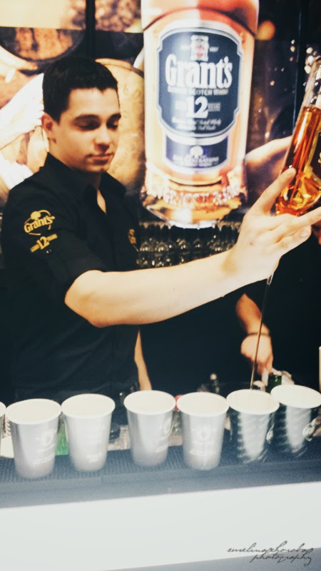Grant's - towarzysz wieczoru <3 Blogowigilia 2014, Warszawa, Stadion Narodowy, Grant's, whiskey, alkohol, barman za za barem, przystojny facet