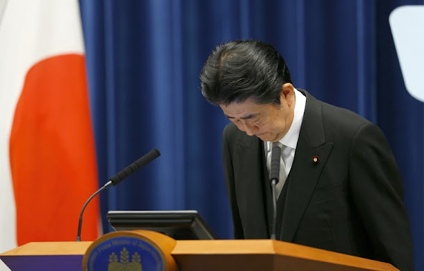 日本首相安倍晉三今(3)日完成內閣改組,在首相官邸舉行記者會上,他對招致國民不信任,深深一鞠躬道歉。 日本首相安倍晉三今(3)日完成內閣改組,在首相官邸舉行記者會上,他對招致國民不信任,深深一鞠躬道歉。
