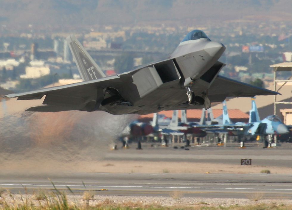 Megapost Aviación civil & Militar F-22+Raptor+Take+Off