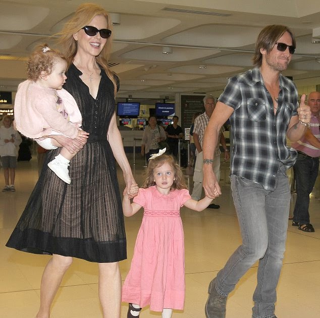 Celeb68: Nicole Kidman foto all'aereoporto di Sidney con il marito e le